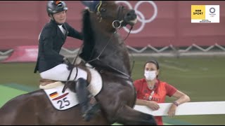 Annika Schleu ELIMINATED VideoHorse refuses to JumpTokyo Olympics [upl. by Kealey]