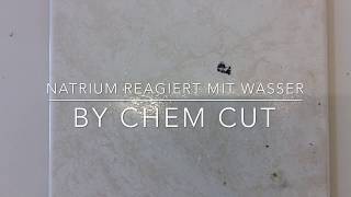 Natrium reagiert mit Wasser [upl. by Seroka]