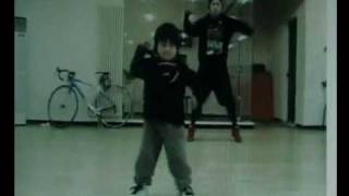 niño chino de 3 años bailando hip hop [upl. by Nwahsram]