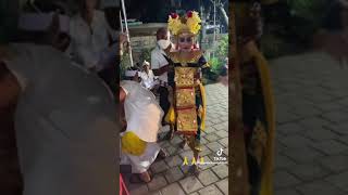 Điệu múa legong [upl. by Arinayed]