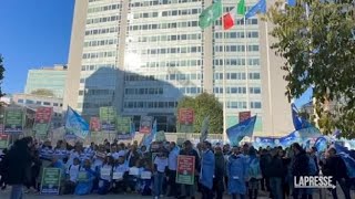 Infermieri in piazza a Milano «Tagli alla sanità e stipendi da soglie di povertà» [upl. by Lienhard]