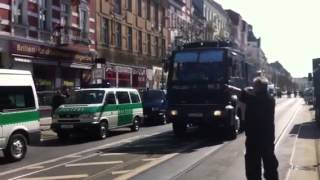 1 Mai 2013 in Berlin  Polizei bringt sich mit Wasserwerfer in Stellung [upl. by Derk]