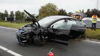 Tesla crasht op de Maasdijk N220 [upl. by Onil642]