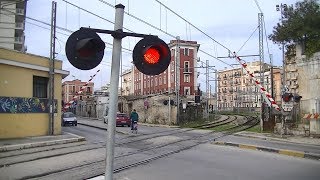 Spoorwegovergang Bari I  Railroad crossing  Passaggio a livello [upl. by Abbotson]