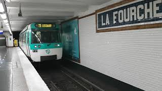 MF77  Arrêt à la station La Fourche sur la ligne 13 du métro parisien quai Saint Denis Université [upl. by Kathrine]