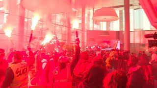 Retraites après LVMH les grévistes envahissent la tour dEuronext à Paris  AFP Images [upl. by Fergus183]