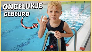 MET GEKNEUSDE ViNGER NAAR ZWEMLES 😱  Bellinga Vlog 2273 [upl. by Romy]