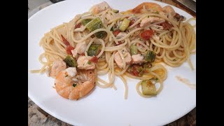 SPAGHETTI CON SALMONE GAMBERI E ZUCCHINE [upl. by Spoor622]