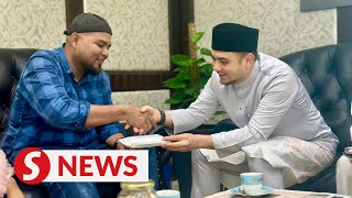 Anwar hands over donation to family of child due for surgery in China [upl. by Ayat]