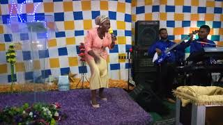 Sis Osinachi Nwachukwu best live performance in Cameroonspirit filled ministration izeyjames keyboa [upl. by Oriana]