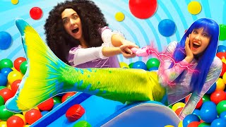 Una sirena tra le palline colorate Giochi delle principesse monelle Parco giochi per bambini [upl. by Lerej]