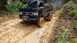 Sering hujan mobil L300 modifikasi 4x4 menggunakan ban 125x35 jadi andalan [upl. by Refinaj17]