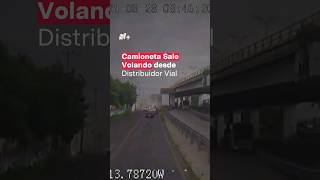 Camioneta cae de distribuidor vial sobre lateral en Cuernavaca  N Shorts [upl. by Clance120]