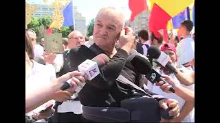 Gigi Becali în marș pe străzile Capitalei  A dat cu apă sfințită după parada LGBT 2021 [upl. by Kaleena549]