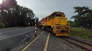 DFT 7051 amp DFB 7199 on Coal Train 985 at Main Street quotWobbly Streetquot Level Crossing in Ōtautau [upl. by Eedrahc]