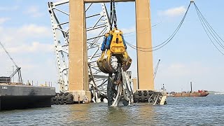 The HSWC500 1000 giant hydraulic claw goes to work clearing the wreckage of the Baltimore Bridge [upl. by Llohcin]