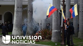 En video Colectivos chavistas atacan el Congreso venezolano y hieren a diputados [upl. by Weiman]