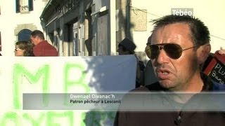 Lesconil  Manifestation contre la fermeture de la banque [upl. by Gyasi262]