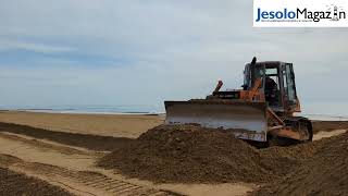 Sandwall als Schutz vor den Herbststürmen in Jesolo [upl. by Kendrick]