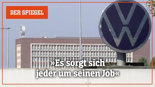 AutobauerKrise VWBelegschaft gegen Sparpläne  DER SPIEGEL [upl. by Sacksen]