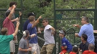 Cubs fan pulls off switcheroo to score a home run ball [upl. by Raphaela]