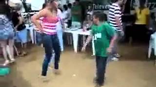 Enano Feo Bailando Con Una Mujer Bien Buena [upl. by Boyer940]