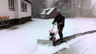 ELEKTRO AKKU Schneeräumer SCHNEEFUCHS SCHNEESCHIEBER mit irrer Schubkraft [upl. by Pascha]