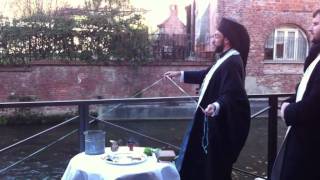 Epifania ortodossa il lancio in acqua della croce nel Naviglio a Milano [upl. by Ocinom551]