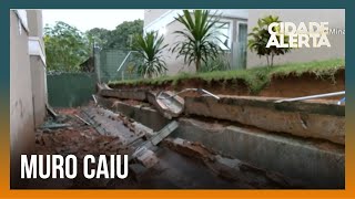 CHUVA FORTE muro de condomínio caiu durante tempestade  Cidade Alerta Minas [upl. by Eneloc567]