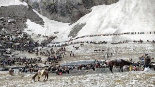 बर्फ पर चलकर पवित्र गुफा से बालटाल लौटते भक्त  Amarnath Yatra  Amarnath Cave to Baltal [upl. by Solana]