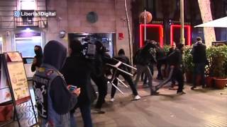 Graves disturbios en Barcelona tras la manifestación de apoyo a Gamonal [upl. by Desimone]