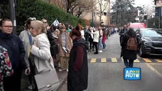 Il video della fila al consolato russo di Milano contestati alcuni manifestanti anti Putin [upl. by Flor]