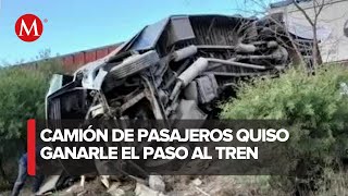 Tren arrolla un camión de pasajeros en Querétaro [upl. by Awram]