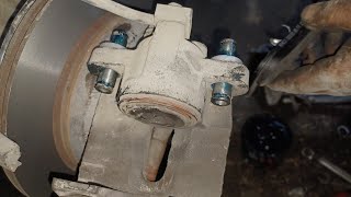 ब्रेक कैलिपर पिन लूसे कैसे सही करें how to fix brake caliper pin loose [upl. by Tegdirb960]