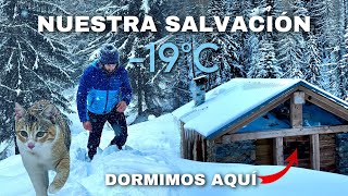 NOS COBIJAMOS DE LA NIEVE EN UNA CABAÑA  18 VUELTA al MUNDO en AMBULANCIA [upl. by Darrel464]