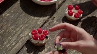 Cupcake van courgette en pompoen  De Keuken van Sofie  VTM Koken [upl. by Nnaytsirk458]