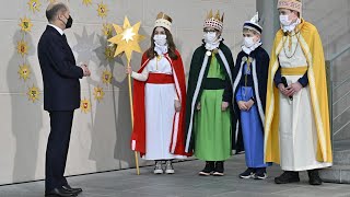 Sternsinger bringen Segen ins Kanzleramt  AFP [upl. by Abbe612]