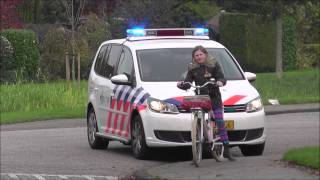 POLITIE LAAT FIETSERTJE SCHRIKKEN MET SIRENE [upl. by Burbank]