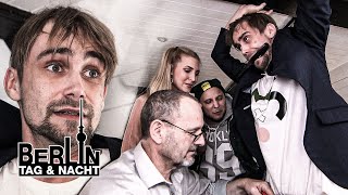 Misere beim Schwiegervater Jades Dad muss Schmidtis Gehänge befreien 🤭 2178  Berlin  Tag amp Nacht [upl. by Lehteb]