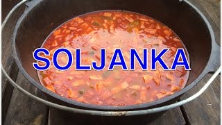 Ukrainische Soljanka aus dem Dutch Oven  Klaus grillt ostdeutsches Rezept [upl. by Nette]