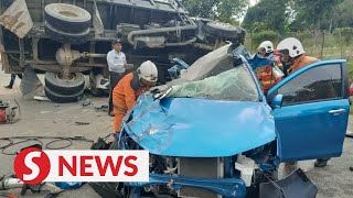 Lorry crashes into three vehicles killing two injuring three [upl. by Trahurn]