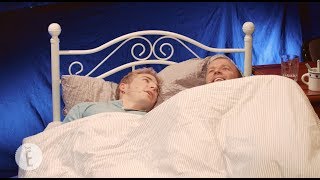 Jonny Fischer im Bett mit Michael Elsener  DIE GUTE NACHT SHOW [upl. by Llednew]