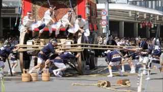 京都の四季 祇園祭 山鉾巡行 四条河原町にて（全３２基） 勇壮な辻回しも。 [upl. by Weylin]