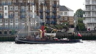 Tug boat on the Thames [upl. by Lertnom672]