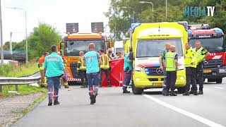 Vrachtwagenchauffeur overleden na aanrijding op snelweg A15 Ridderkerk [upl. by Caryl882]