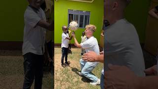 VOETBALLEN met AFRIKAANSE KIDS 🥹❤️⚽️ baileyfreestyle afrika oeganda shorts voetbal freestyle [upl. by Vitek]