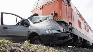 Was passiert wenn ein Zug mit einem Auto zusammenstößt [upl. by Naiviv]