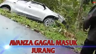 AVANZA NYANGKUT DI 2 POHON SELAMAT TIDAK MASUK JURANG [upl. by Durante]