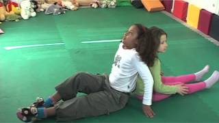 YOGA PER BAMBINI  Lo schiaccianoci [upl. by Notniw]