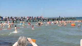 Anbaden in Travemünde bei 9 Grad Wassertemperatur Ostsee 13052023 [upl. by Ertemed520]